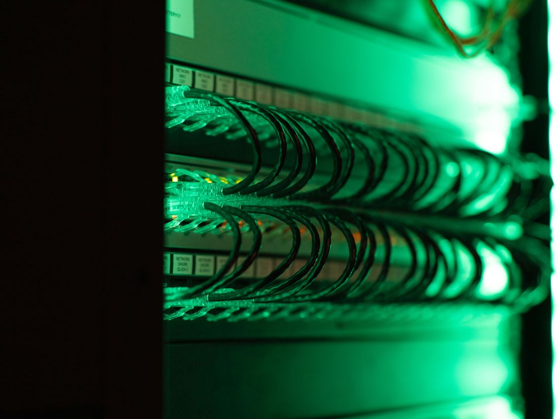 Server rack cabling in a data centre